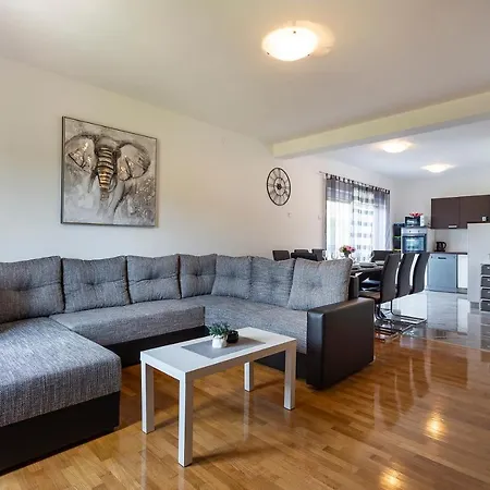 Apartment Karoca 3 Pula